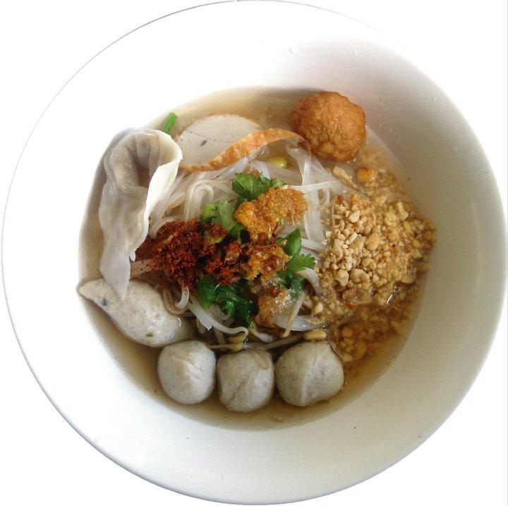 เรามาเริ่มที่เมนูแรกกันเลย ก๋วยเตี๋ยวต้มยำ 