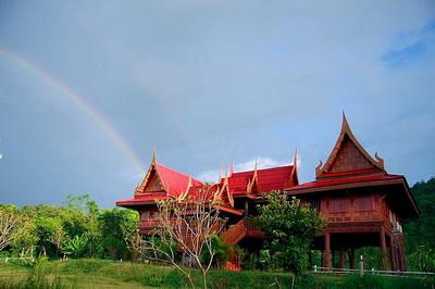 บรรยากาศรีสอร์ทล้อมรัก เป็นบ้านพักสไตล์ทรงไทย สร้างจากไม้สักทองทั้งหลัง