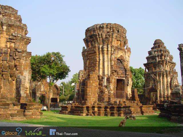 ลวดลายปูนปั้น
เนื่องจากปราสาทวัดกำแพงแลงก่อสร้างด้วยศิลาแลง ซึ่งคุณสมบัติของศิลาแลงจะมีความแข็ง แต่มีรูพรุนไม่สามารถจะนำแกะสลักได้ ดังนั้นเมื่อมีการสร้างเสร็จจะมีการฉาบปูนทั่วทั้งปราสาทประมาณสองรอบเมื่อฉาบปูนเสร็จก็จะมีการทำลวดลายต่างๆ ด้วยปูนปั้นประดับตามตัวปราสาท ซึ่งจากการศึกษาของเหล่านักวิชาการนั้นพบว่าร่องรอยลวดลายที่ปรากฏอยู่บนตัวปราสาทนั้นเป็นลวดลายคล้ายกับศิลปะเขมรแบบบายน (พ.ศ. 1720 - 1733) ลวดลายปูนปั้นนั้น พบที่ปราสาทองค์กลางมากที่สุดและยังมีหลงเหลือที่ปราสาททิศใต้อีกเล็กน้อย ลักษณะลวดลายมีดังต่อไปนี้

ลวดลายปูนปั้นปราสาทองค์กลาง
พบอยู่บริเวณด้านหลังของปราสาท ลวดลายที่เหลืออยู่ คือ บริเวณหน้าบัน บริเวณลายลวดบัวหัวเสา บัวผนังเชิง และกลีบขนุน จากลวดลายข้างต้นสามารถนำมาเปรียบเทียบกับลวดลายจากปราสาทบายน ซึ่งเป็นปราสาทสมัยบายน สร้างโดยพระเจ้าชัยวรมันที่ 7 (มีอายุเวลาในช่วง พ.ศ. 1720-1773) โดยสามารถนำมาเปรียบเทียบลวดลายได้ดังนี้
ลวดบัวหัวเสา เป็นลวดลายประดับในบริเวณขอบหัวเสาค้ำยันอาคาร ประกอบด้วยลวดลายเส้นลวด และลายหน้ากระดานต่างๆ
ลวดลายตกแต่งบริเวณหัวเสาที่พบ

บัวเชิงผนังเป็นลวดลายประดับในบริเวณขอบส่วนบนและส่วนล่างของอาคารสถาปัตยกรรมเขมร ลักษณะเป็นเส้นลวดคาด ประมาณ 2 - 3 ชั้น คั่นด้วยลายหน้ากระดาน ตัวอย่างลวดลายบัวเชิงผนังปราสาทแห่งนี้ ได้แก่

หน้าบัน เป็นลวดลายประดับเหนือซุ้มประตู เป็นส่วนที่อยู่เชื่อมต่อกับเสา ซึ่งจะติดอยู่กับทับหลังหรือผนัง เพื่อปิดโครงสร้างของอิฐกรอบซุ้มประตูดังกล่าว
การเปรียบเทียบลวดลายบริเวณหน้าบันจากปราสาทบายน และปราสาทวัดกำแพงแลง ซึ่งจะเห็นได้ว่าองค์ประกอบของลวดลายนั้น เหมือนกับที่พบที่ปราสาทบายน เห็นได้ชัดจากส่วนของใบระกา ลักษณะเป็นปลายแหลมสอบขึ้น แต่เนื่องจากฝีมือช่างของปราสาทแห่งนี้ เป็นฝีมือช่างพื้นบ้านจึงอาจมีลักษณะที่ต่างออกไป นอกจากนี้ ปลายหน้าบันยังเป็นรูปพญานาค 5 เศียร สวมกระบังหน้า ซึ่งเป็นอิทธิพลในช่วงปลายศิลปะสมัยนครวัด ที่ยังคงส่งอิทธิพลต่อศิลปะสมัยบายน แต่ที่ปราสาทกำแพงแลงแห่งนี้ ฝีมือช่างอาจต่างกันเนื่องจากเป็นฝีมือช่างพื้นบ้าน
กลีบขนุน องค์ประกอบตกแต่งที่ประดับที่แทรกอยู่ระหว่างชั้นภูมิ ตรงตำแหน่งมุมที่ย่อของแต่ละชั้น กลีบขนุนที่พบที่ปราสาทวัดกำแพงแลงแห่งนี้ ไม่หลงเหลือลวดลายปูนปั้นแล้ว แต่ชิ้นส่วนกลีบขนุนปราสาทวัดกำแพงแลงที่กระจายไปเก็บไว้ที่วัดมหาธาตุ จังหวัดเพชรบุรีนั้น ยังคงหลงเหลือลวดลายปูนปั้นอยู่ โดยกลีบขนุนที่พบเป็นรูปของบุคคลเพศชายอยู่ในซุ้มเรือนแก้ว ภูษาของรูปบุคคลนั้นมีการนุ่งผ้าสมพตแบบประติมากรรมบุรุษของบายน คือ มีการชักชายผ้าออกมาด้านข้าง ห้อยเฟื่องอุบะคาด

ลวดลายปูนปั้นปราสาททิศใต้
พบเป็นลวดลายปูนปั้นรูปพระพุทธรูปในประตูหลอกด้านทิศใต้และทิศเหนือของปราสาท จากการสันนิษฐานเชื่อว่าพระพุทธรูปปูนปั้นดังกล่าว สร้างขึ้นในสมัยหลังจากการสร้างตัวปราสาทหลังนี้ ลวดลายปูนปั้นได้แก่
ปูนปั้นพระพุทธรูปด้านทิศใต้ของปราสาท ปางประทานพรพระหัตถ์ขวา ส่วนพระหัตถ์ซ้ายถือชายจีวร เป็นพระพุทธรูปปูนปั้นที่ปั้นอยู่บนแกนประตูหลอกแสดงให้เห็นว่าปราสาททั้งสามหลังนี้ ไม่เชื่อมต่อกัน
ปูนปั้นพระพุทธรูปด้านทิศเหนือของปราสาท ลวดลายหลุดออกไปมาก ไม่สามารถกำหนดได้ว่าเป็นปางใด แต่ก็ยังเป็นพระพุทธรูปปูนปั้นที่ปั้นอยู่บนแกนประตูหลอกแสดงให้เห็นว่าปราสาททั้งสามหลังนี้ ไม่เชื่อมต่อกัน