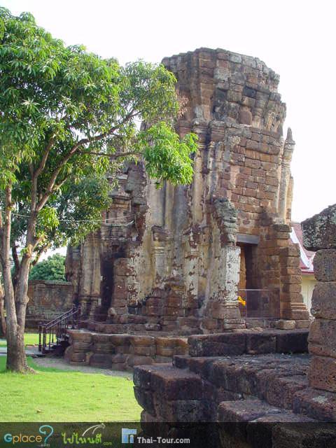 การกำหนดอายุเวลาของโบราณสถานวัดกำแพงแลง กำหนดอายุเวลาในการสร้างอยู่ในช่วงพุทธศตวรรษที่ 18 ระหว่างปี พ.ศ. 1724-1773 ซึ่งเป็นปีที่พระเจ้าชัยวรมันที่ 7 ครองราชย์ เป็นศิลปะแบบบายนปัจจัยที่มีผลต่อการกำหนดอายุเวลาดังกล่าวมีดังนี้

วัสดุในการสร้างปราสาท (ศิลาแลง)
เป็นวัสดุที่ในช่วงพุทธศตวรรษที่ 18 ช่างนิยมใช้กันเนื่องจากเหตุผลบางประการคือ ขาดแคลนหิน และนำวัสดุที่พบง่ายในท้องถิ่นของตัวเองนำเอามาสร้าง สะดวกในการหาใช้ และต้องการความแข็งแรง คงทนก็คือ ศิลาแลง ซึ่งเราหากมองย้อนไปว่าที่เขมรในช่วงสมัยเมืองพระนคร พุทธศตวรรษที่ 16-17 นั้นปราสาทที่สร้างขึ้นนั้นส่วนใหญ่จะสร้างด้วยหินทรายซึ่งได้มาจากเขาพนมกุเลน พอมาถึงสมัยบายนหินเริ่มขาดแคลนหินที่นำมาก่อสร้างปราสาทบายนนั้นเป็นหินที่ไม่ค่อยมีคุณภาพและเหลือน้อยจึงจำต้องหาวัสดุอื่นมาเสริมก็คือศิลาแลงแต่ก็ใช้ในส่วนที่เป็นฐานเท่านั้น ซึ่งเมื่ออิทธิพลเขมรได้แผ่ขยายเข้าในภาคกลางของประเทศไทยนั้นก็เกิดมีการสร้างปราสาทแบบเขมรจำนวนมาก ปราสาทที่พบร่วมสมัยนี้มักสร้างด้วยศิลาแลงซึ่งเป็นวัสดุที่หาง่ายในท้องถิ่นมาใช้ในการก่อสร้าง ดังนั้นการสร้างปราสาทกำแพงแลง ก็เลยนำวัสดุที่หาง่ายในท้องถิ่นอันได้แก่ ศิลาแลง นำมาก่อสร้างซึ่งสันนิษฐานอายุเวลาได้ว่าร่วมสมัยกับศิลปะบายน