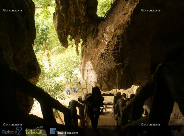 ภาพต่อจากบรรไดที่เห็นในภาพด้านบน
เป็นทางขึ้น-ลง สู่ภายในถ้ำ ซึ่งเป็นที่อยู่ของมนุษย์โบราณ