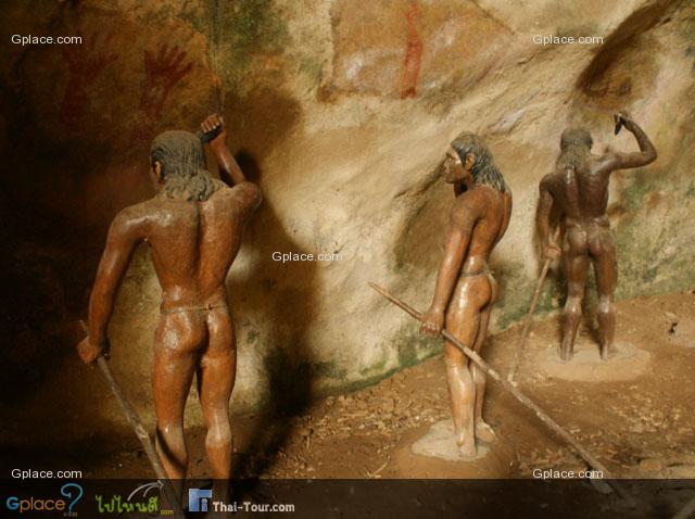 จุดที่ 2 มุมจำลองภาพเขียน ผนังถ้ำ
กว่า 5000-3000 ปี...มีให้เห็นตามถ้ำต่างๆ ใน จ.กระบี่ เช่น ถ้ำผีหัวโต ถ้ำชาวเล เขากาโรส ถ้ำเขาตีบนุ้ย แหลมไฟไหม้ แหลมชาวเล เขาเขียนในสระ และถ้ำหน้ามันแดง เป็นรูป คน สัตว์บก สัตว์น้ำ ยังมีรูปทรงเรขาคณิต เขียนด้วยสีดำ แดง น้ำตาล
