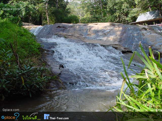 วนอุทยานน้ำตกแม่สา อยู่ในพื้นที่อุทยานแห่งชาติดอยสุเทพ-ปุย เป็นภูเขาสูงสลับซับซ้อนในแนวเทือกเขาถนนธงไชย ที่สืบเนื่องต่อจากเทือกเขาหิมาลัยความสูงของพื้นที่อยู่ระหว่าง 330-1,685 เมตรจากระดับน้ำทะเล
	
	ลักษณะโครงสร้างทางธรณีวิทยาโดยทัวไปประกอบไปด้วยหินอัคนี (igneous rock) ชนิดที่สำคัญได้แก่ หินแกรนิต (granite) นอกจากนี้ยังมีหินชั้น (sedimentary rock) และหินแปร (metamorphic rock) ซึ่งในบริเวณน้ำตกแม่สาจะพบหินชนิดนี้มาก
	
	หินไนส์(Gneiss) เป็นหินแปรซึ่งเป็นฐานรากของเทือกเขาส่วนที่เป็นดอยอินทนนท์และดอยปุย มีอายุประมาณ 570 ล้านปี มีลักษณะเด่นคือมีลายริ้วของแร่ที่มีสีเข้มและสีจางที่เกิดจากการแปรสภาพจากความร้อนและความกดดันมากหินชุดนี้ถูกหินแกรนิตที่มีอายุน้อยกว่าดันตัวโก่งขึ้นมาเป็นภูเขาบางบริเวณอาจพบหินที่ถูกบีบตัวจนมีลักษณะของริ้วคล้ายลูกตา