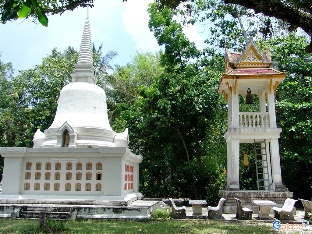 Chinese Buildings Wat Pradu and Wat Chaeng