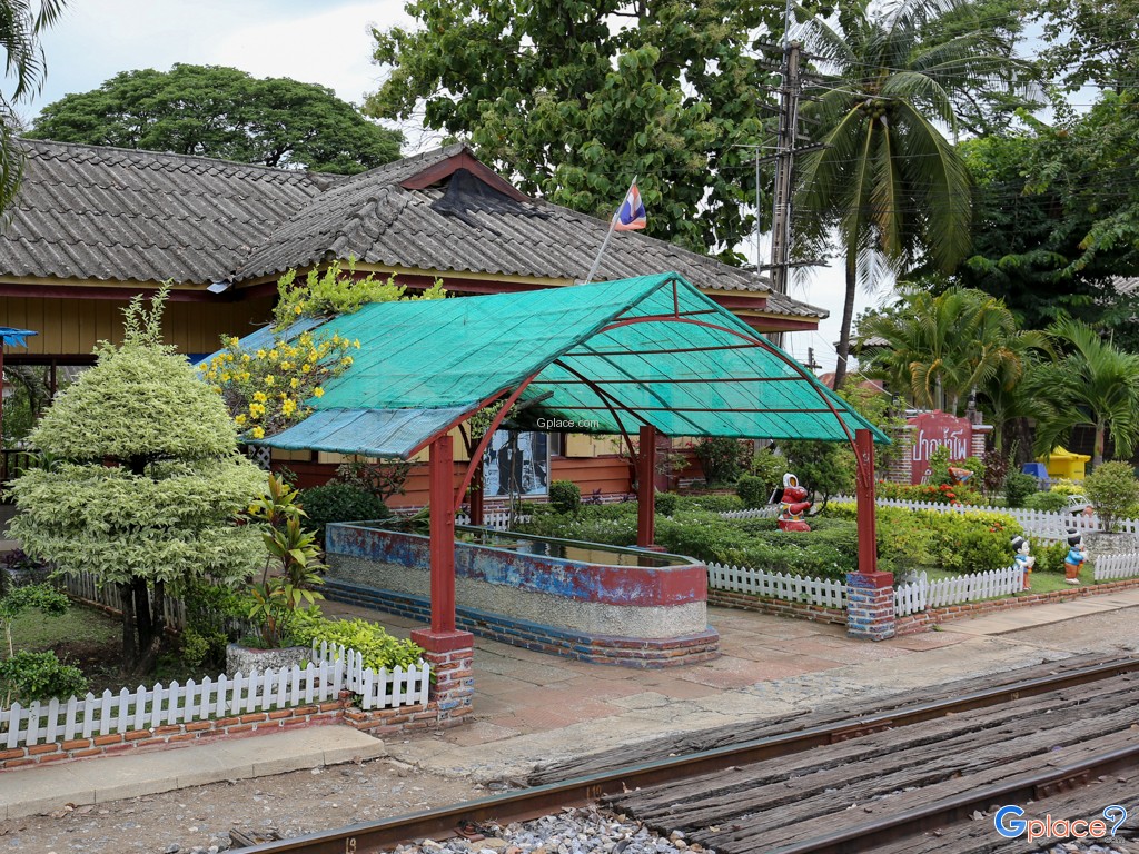 Pak Nam Pho Railway Station