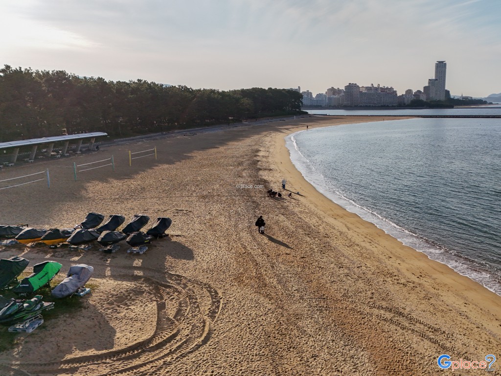 Momochi Seaside Park