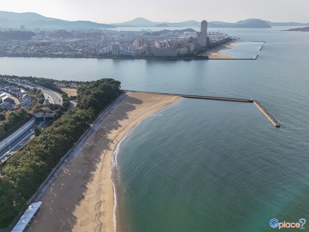 Momochi Seaside Park