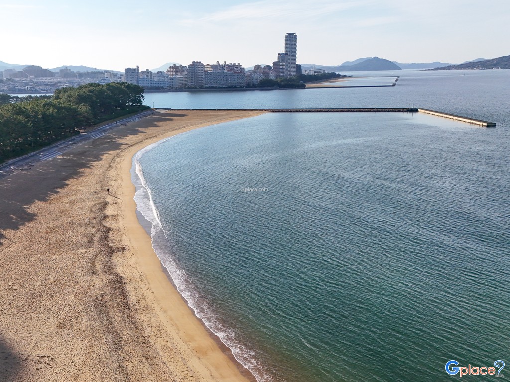 Momochi Seaside Park