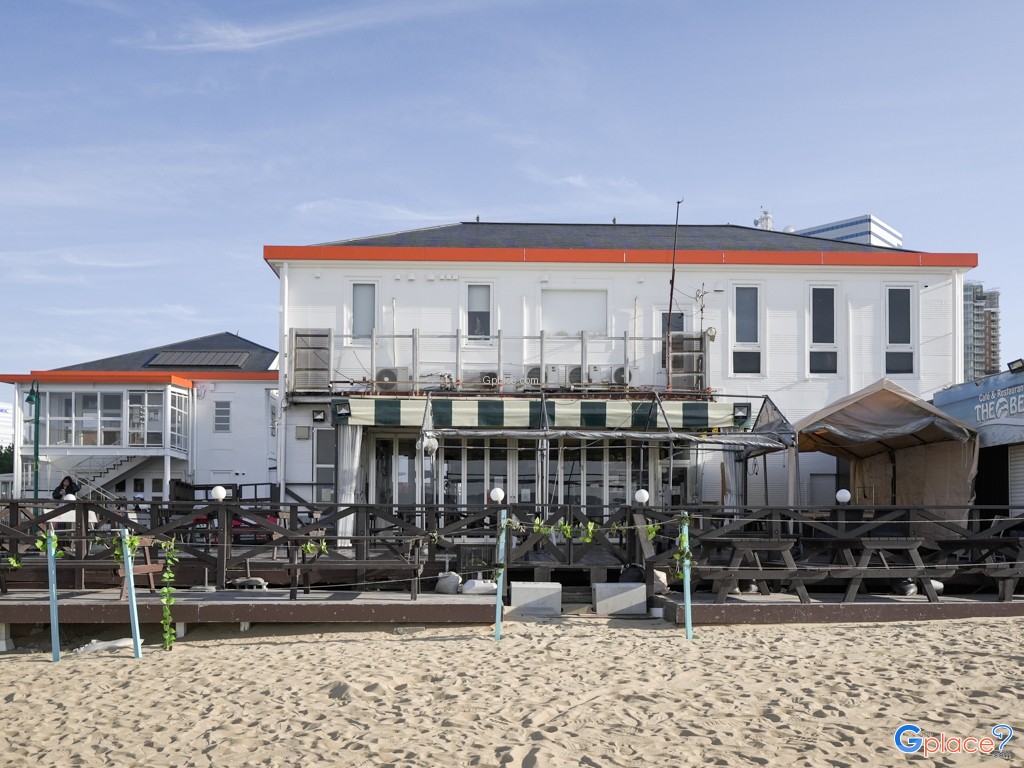 Momochi Seaside Park