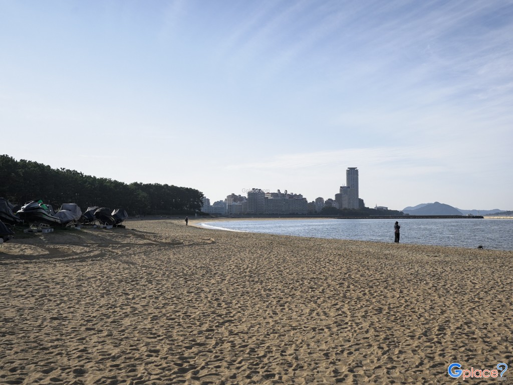 Momochi Seaside Park