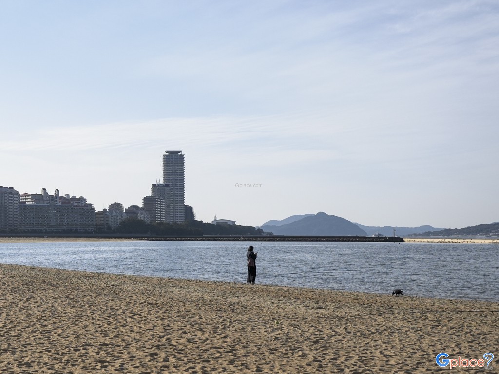 Momochi Seaside Park