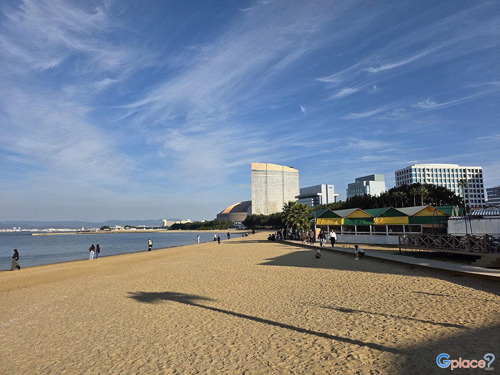 Momochi Seaside Park