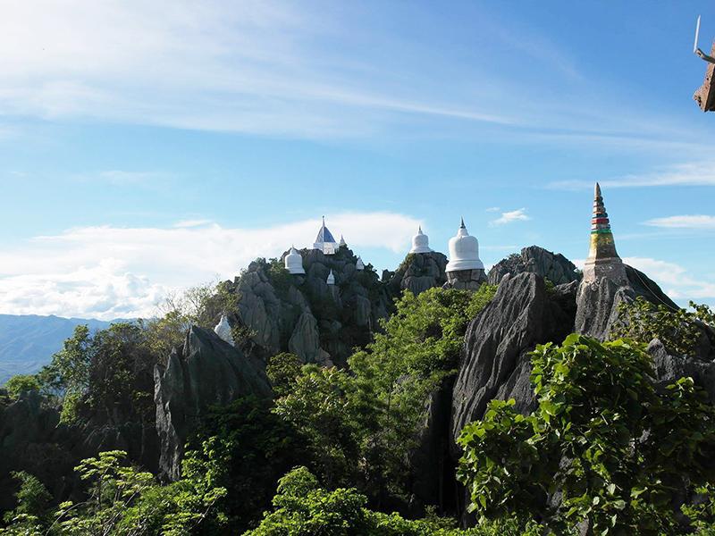 วัดพระบาทปู่ผาแดง