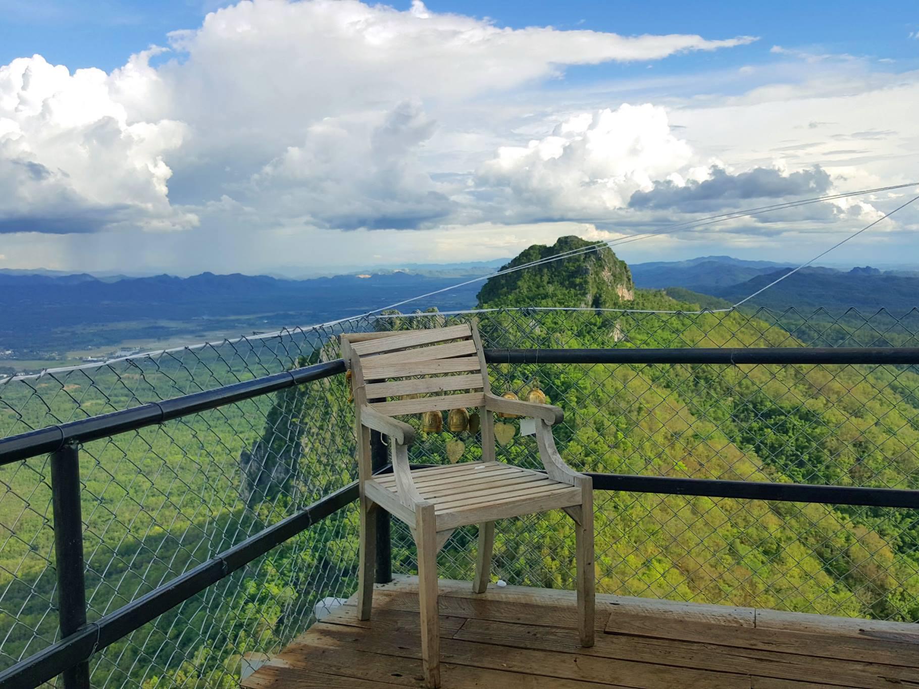 วัดพระบาทปู่ผาแดง