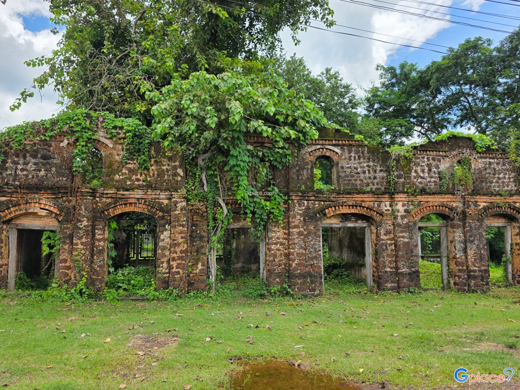 ตึกหินโบราณ ท่าแร่