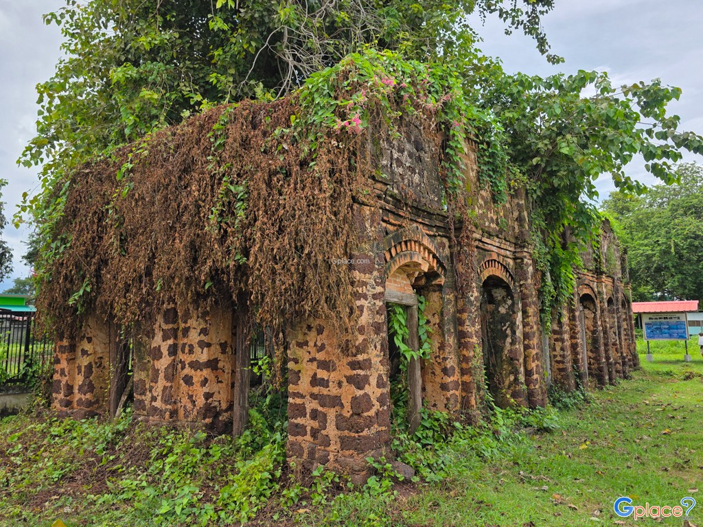 ตึกหินโบราณ ท่าแร่