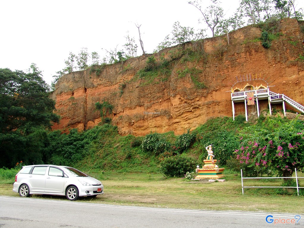 Sam Ngao Cliff