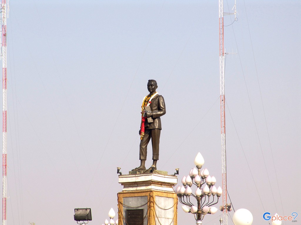 猜也奔直轄縣署前的拍雅拍尼春蓬 乃叻 紀念碑