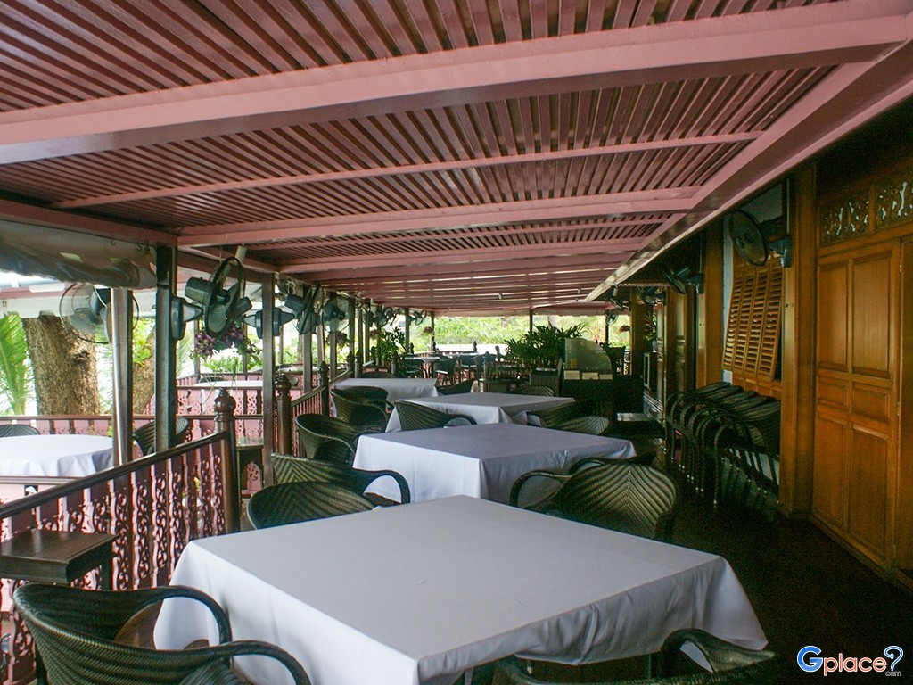 บ้านริมผา