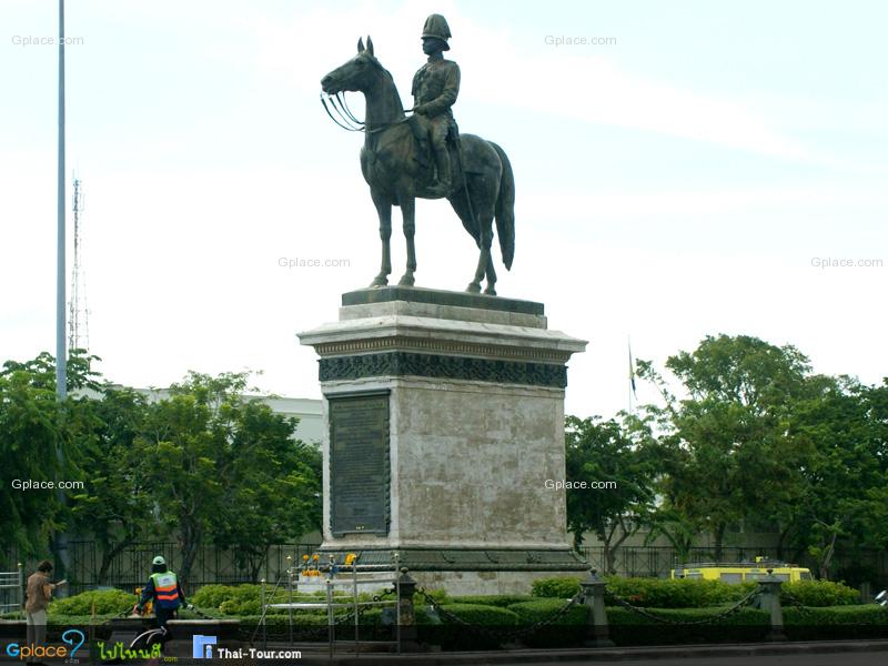 朱拉隆功国王的骑马雕像