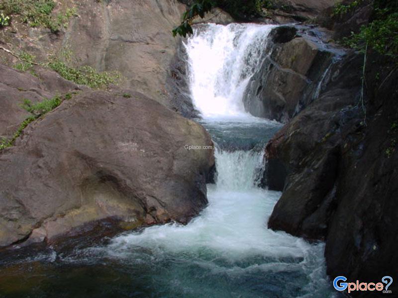 Tarn Mayom Waterfall