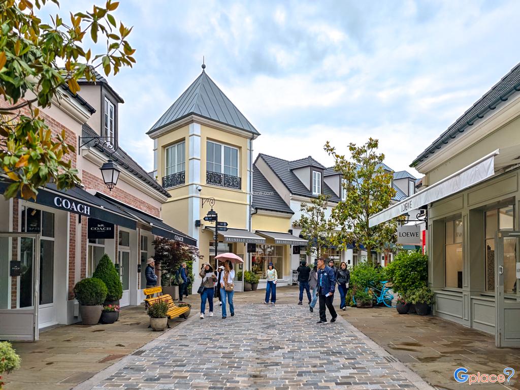 เอาท์เล็ต ลา วาเล วีลเลจ