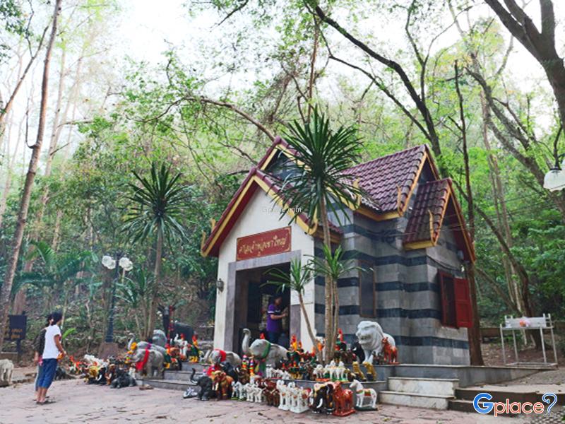 Chao Por Khao Yai Shrine