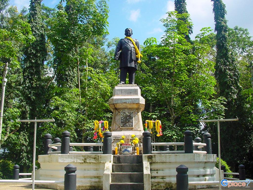 Phraya Rassadanupradit Mahissarapakdi Monument