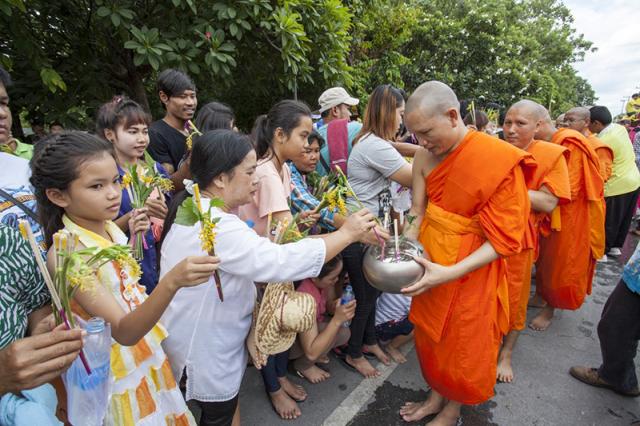 ตักบาตรดอกเข้าพรรษาและถวายเทียน