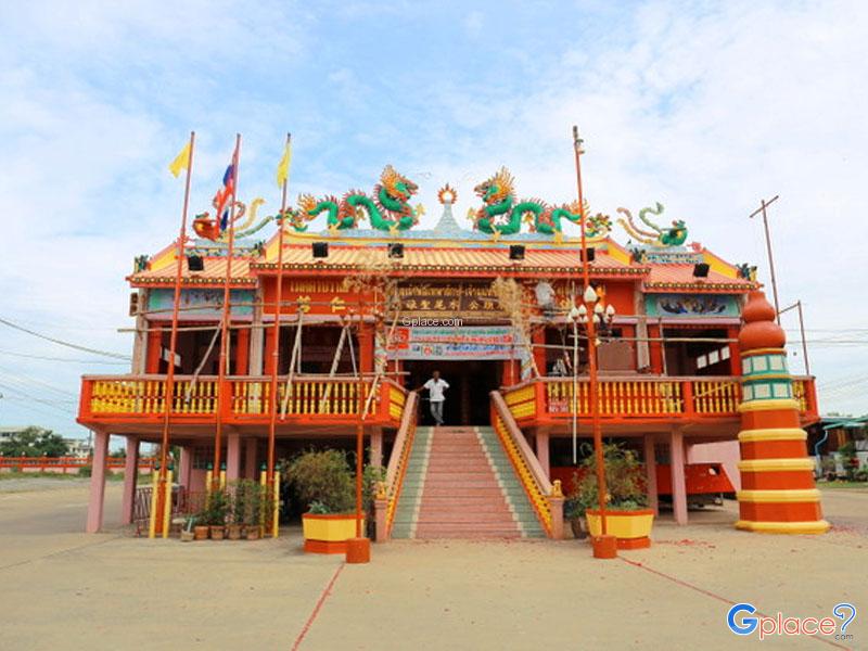 Chao Pho Thepharak Chao Mae Thapthim Shrine