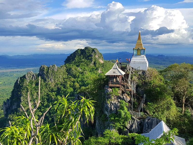 วัดพระบาทปู่ผาแดง