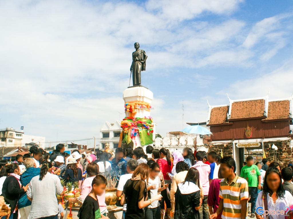 Thao Suranari Monument