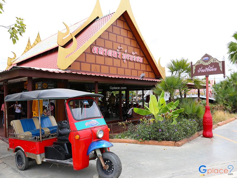 Tung Bua Chom Floating Market