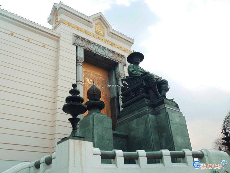 อนุสาวรีย์พระบาทสมเด็จพระพุทธยอดฟ้าจุฬาโลก