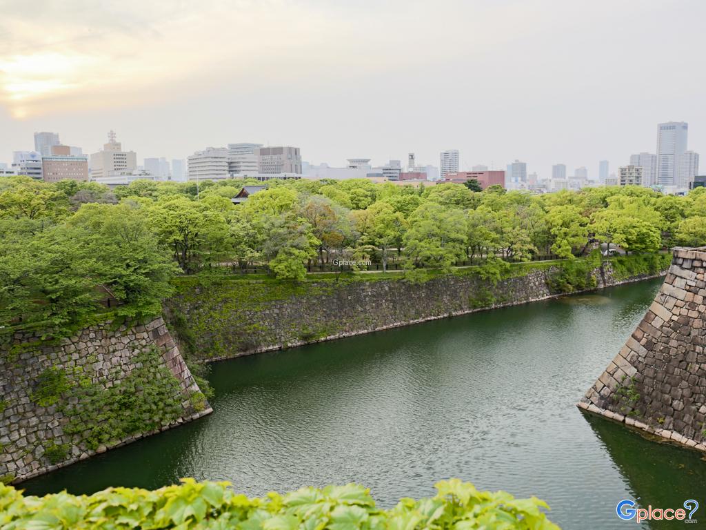 สวนสาธารณะรอบปราสาทโอซาก้า  Osaka Castle Park