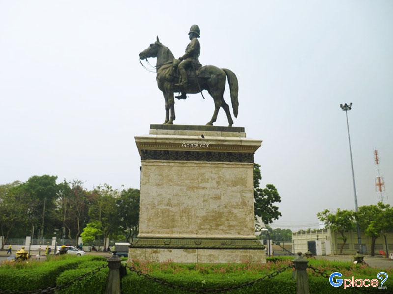 朱拉隆功国王的骑马雕像