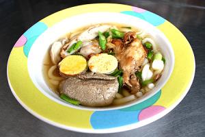 ก๋วยเตี๋ยวปีกไก่สายน้ำผึ้ง