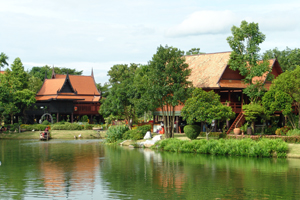 ลอยกระทงตามประทีป ศูนย์ศิลปาชีพบางไทรฯ